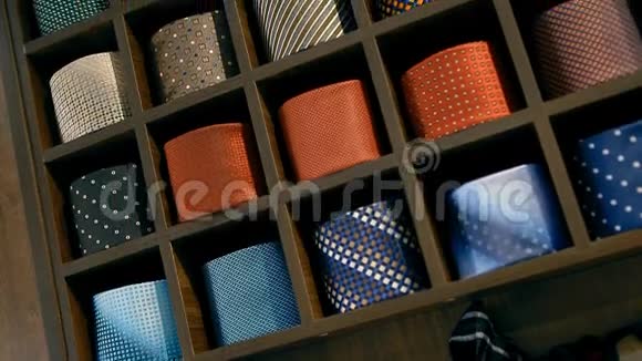许多领带被折叠在架子上视频的预览图