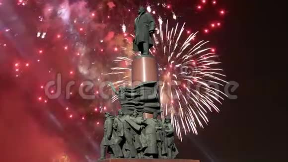 莫斯科市中心卡鲁兹弗拉基米尔列宁纪念碑1985雕塑家建筑师马卡雷维奇和焰火视频的预览图