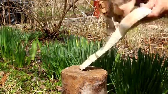 一个人用斧子砍木头做的勺子视频的预览图
