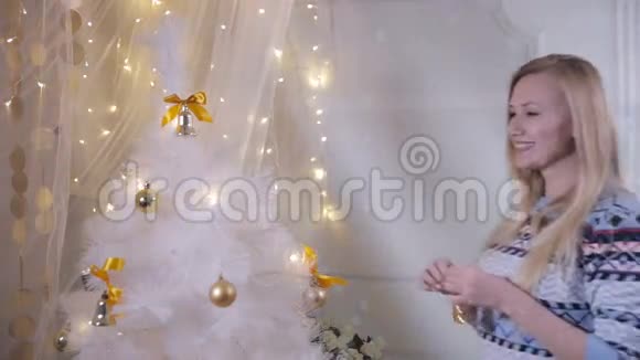 可爱的年轻女性装饰圣诞树新年来临的概念视频的预览图