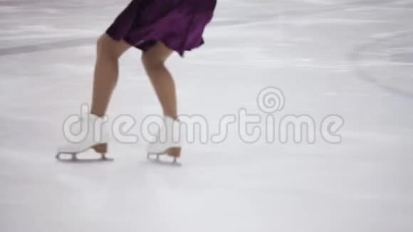 花样滑冰滑冰训练冰上滑脚特写视频的预览图