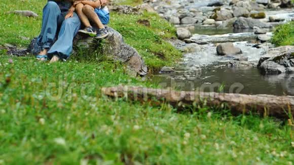 母亲和儿子在溪边的肖像视频的预览图