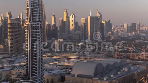游览迪拜市区天际线昼夜不停谢赫扎耶德公路的屋顶上有许多照明塔视频的预览图
