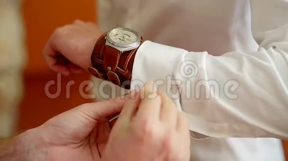 年轻人穿袖扣婚礼视频的预览图