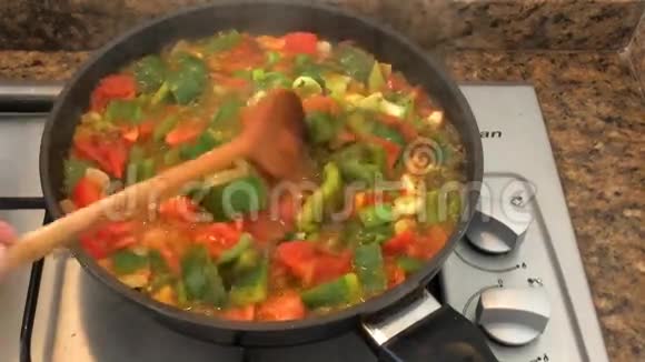 蔬菜锅里面有胡椒和西红柿视频的预览图