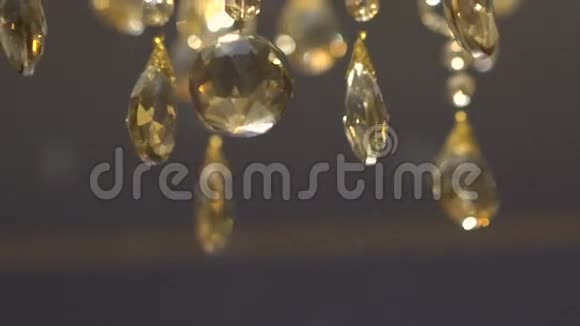 动的豪华水晶金吊灯美丽的背景慢慢地视频的预览图