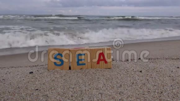 给海滩上的孩子们写一个字母立方体的seaa视频的预览图