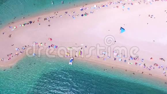 克罗地亚Brac岛沙滩上日光浴的空中景色视频的预览图