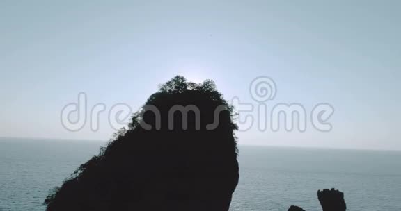 夕阳西下飞湾骆驼岩空中拍摄视频视频的预览图