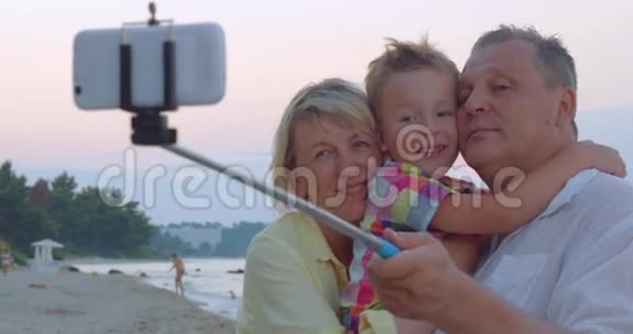 带孩子和祖父母的家庭移动自拍视频的预览图