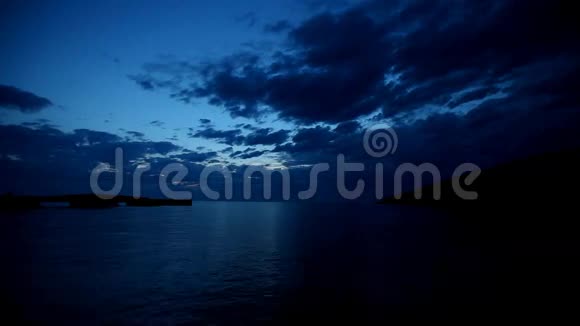 克罗地亚黄昏时云层在海上移动的时间推移视频的预览图