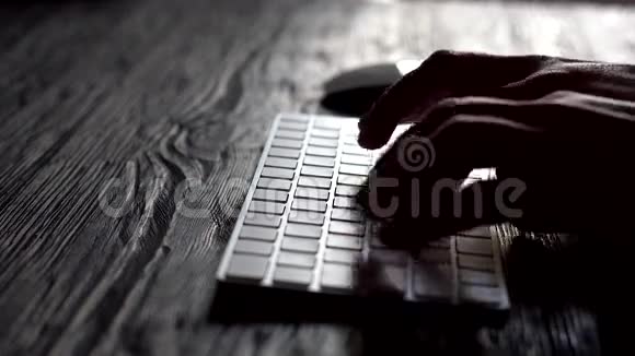 男人用手在电脑键盘上打字视频的预览图