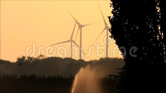日出时用涡轮机灌溉系统视频的预览图