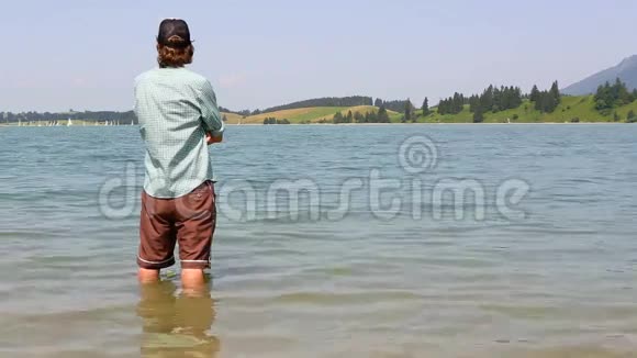 巴伐利亚在湖里冷却他的脚视频的预览图