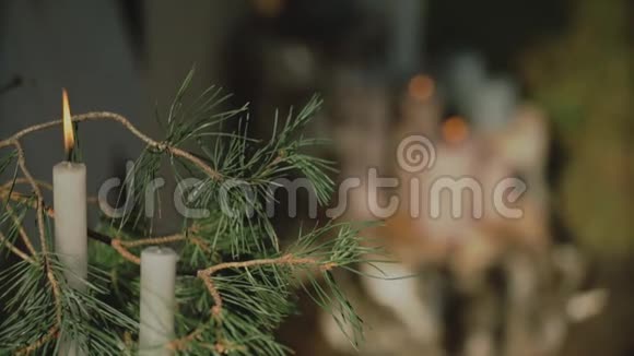 婚礼用木制拱门上面有鲜花窗帘等装饰元素视频的预览图