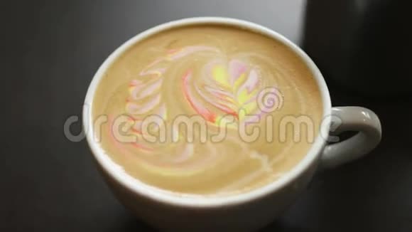 拉丁艺术咖啡白色杯子里五颜六色的彩虹拿铁视频的预览图