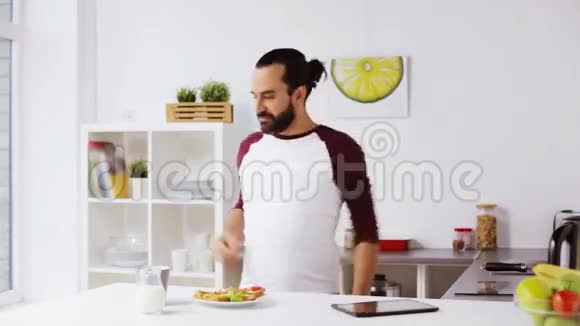 在家吃早餐和跳舞的男人视频的预览图