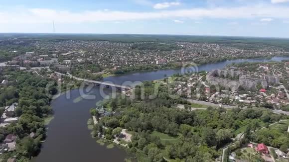 空中观景台从城市上空飞过从河上飞过视频的预览图