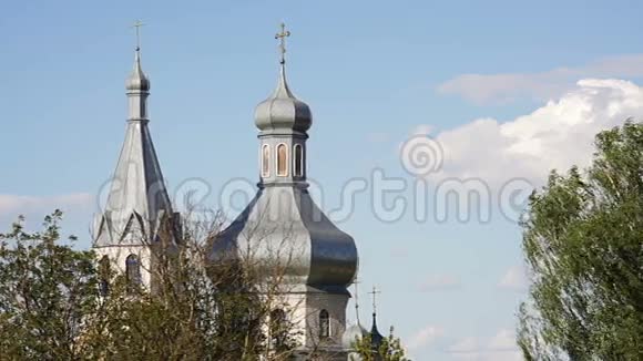 蓝天背景下的东正教教堂视频的预览图