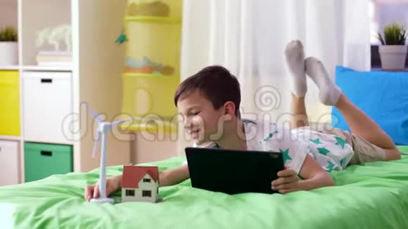 家里有平板电脑和风力发电机玩具的男孩视频的预览图