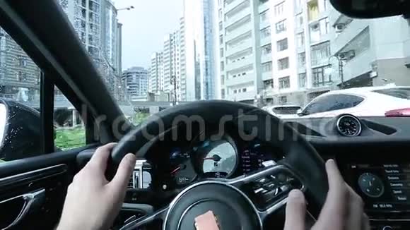 驾驶汽车在城市的第一人称视野视频的预览图