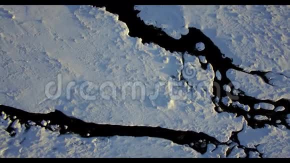 冬季空中飞过一条小河积雪覆盖地面视频的预览图