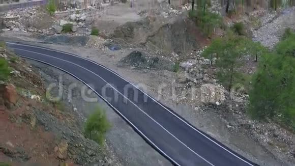 从山上俯瞰全景狭窄蜿蜒的道路视频的预览图