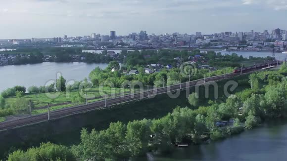 以城市为背景的夏季乘火车视频的预览图