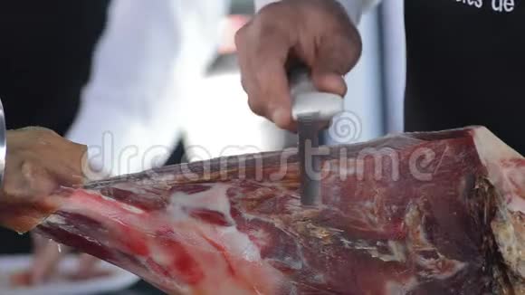 用刀子切西班牙撒拉诺火腿视频的预览图