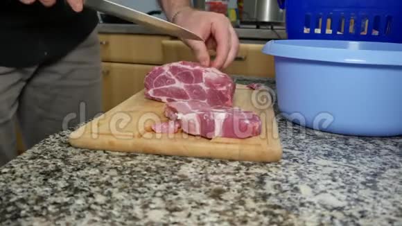 一个人切猪肉视频的预览图