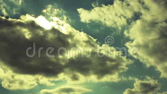 天空中有巨大的云和阳光透过云视频的预览图