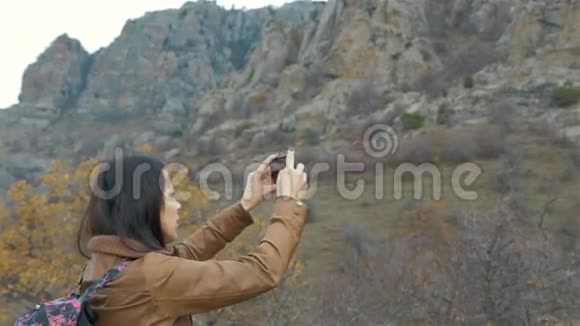 山上夕阳中的年轻女子自拍视频的预览图
