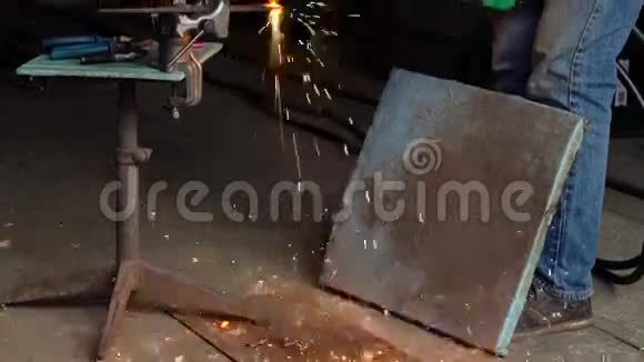 工人在一个小作坊里用一个复古的切割器切割金属动作缓慢视频的预览图