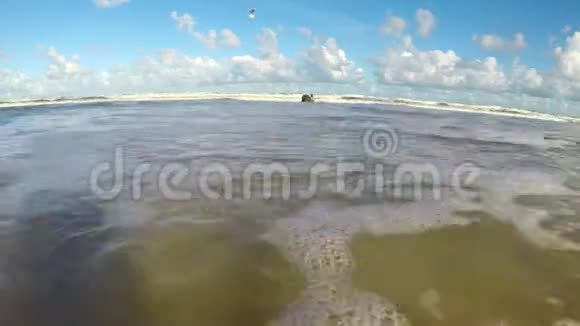 带蓝天和帆船的波罗的海海滩视频的预览图