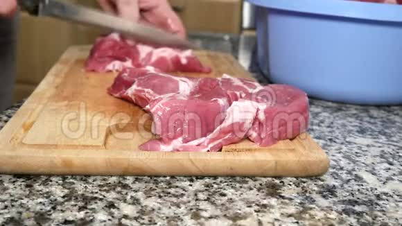 一个人切猪肉视频的预览图