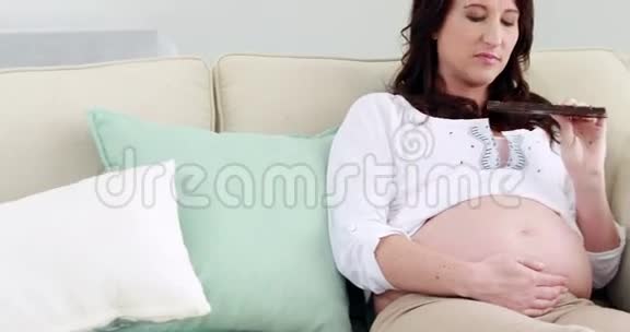 孕妇拿着大巧克力棒视频的预览图