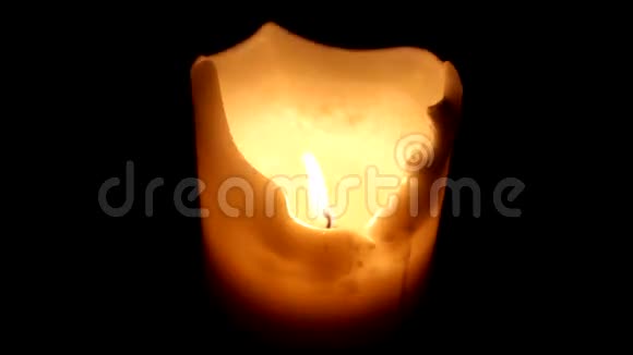 黑暗背景上的大蜡烛视频的预览图