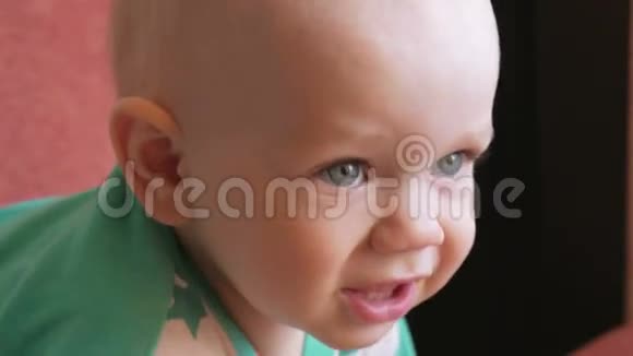 妈妈用勺子喂美丽的婴儿吃水果粥孩子仔细看了一点特写视频的预览图