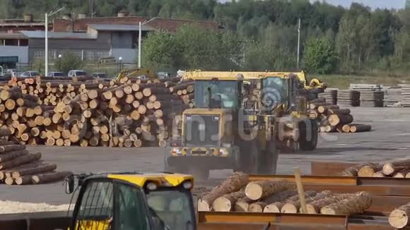 工厂里的重型机械木工工厂工厂里的工作流程视频的预览图