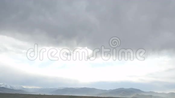 云层笼罩着群山视频的预览图