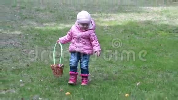 收集复活节彩蛋的小女孩视频的预览图