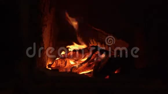 烟囱特写镜头的黑暗中燃烧的火焰视频的预览图