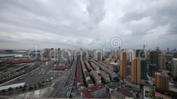 上海交通和建筑背景多云中国视频的预览图