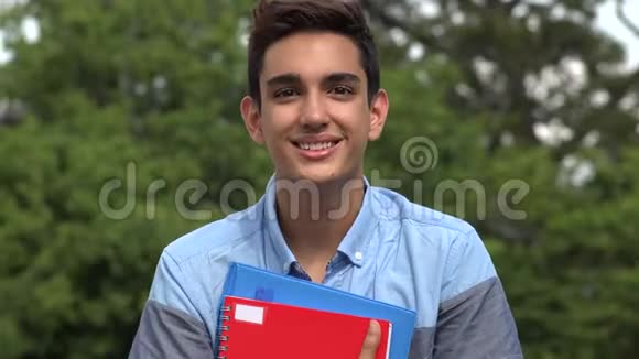 快乐的男性西班牙裔学生青少年视频的预览图