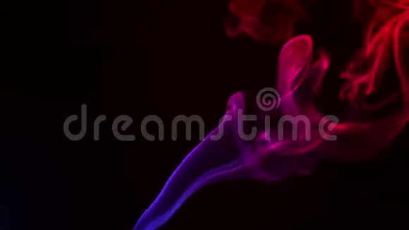 黑色背景下芳香棒的五彩烟雾视频的预览图