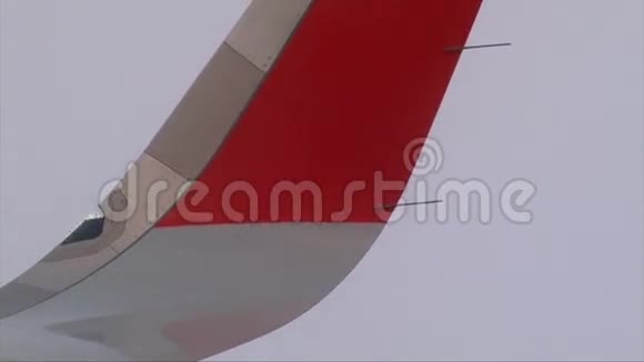 飞机红翼带着导航闪烁的光飞机在云层中飞行视频的预览图