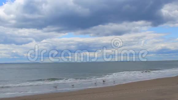 波浪上的云触摸沙滩视频的预览图