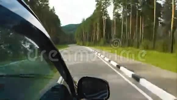 TIMELAPSE汽车在森林的道路上行驶视频的预览图