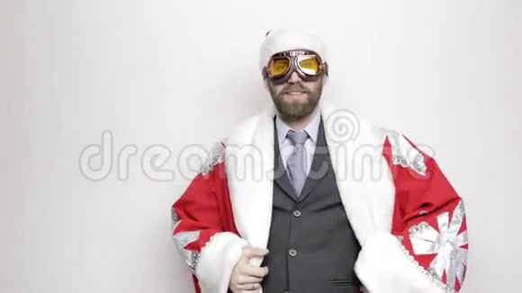 一个穿着圣诞老人服装的商人抬起手来望着远方视频的预览图