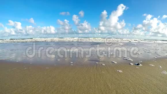 带蓝天和帆船的波罗的海海滩视频的预览图
